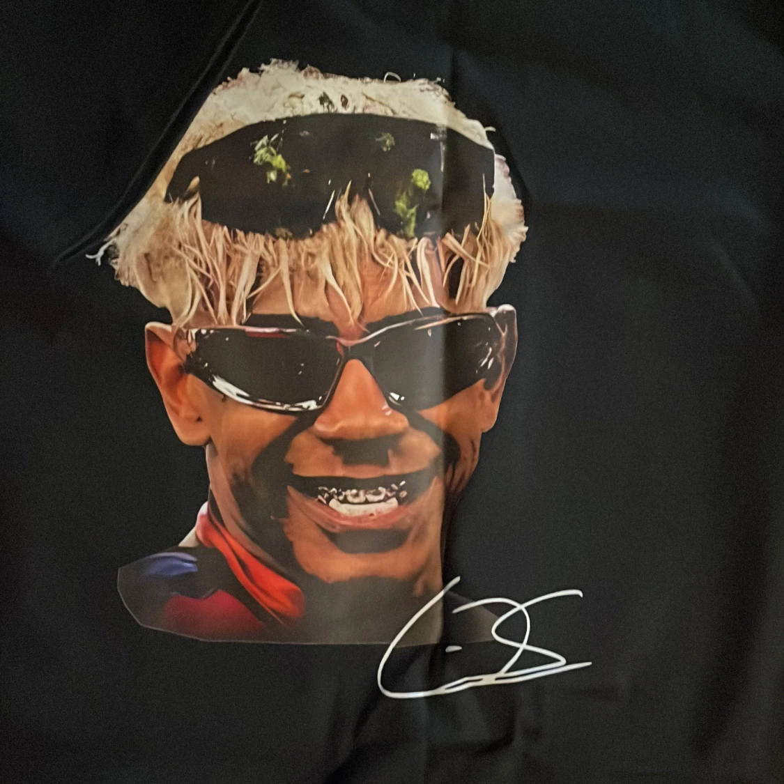 Svart t-shirt med tryck och signatur - 2