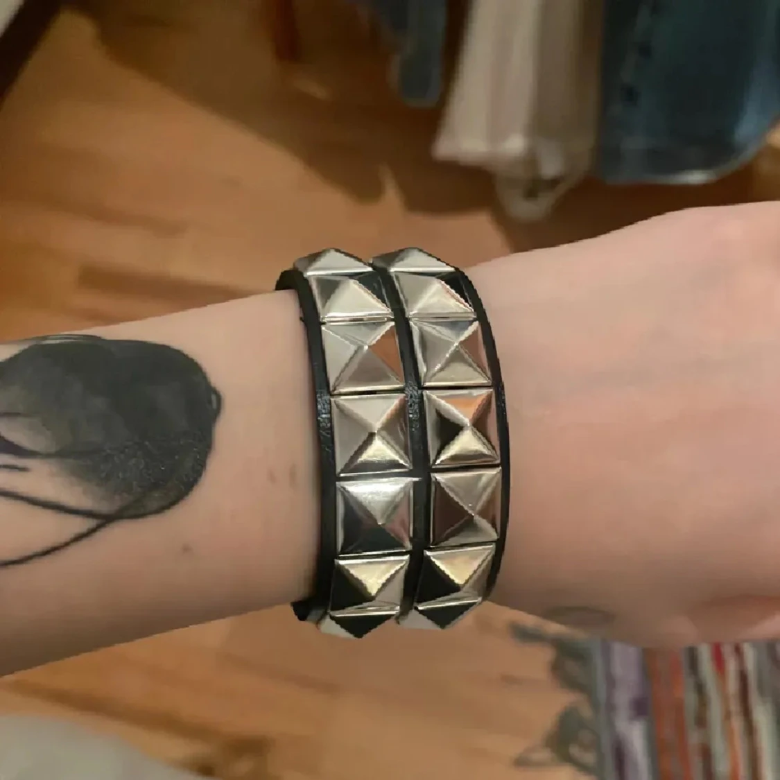 Svart armband med silvernitar