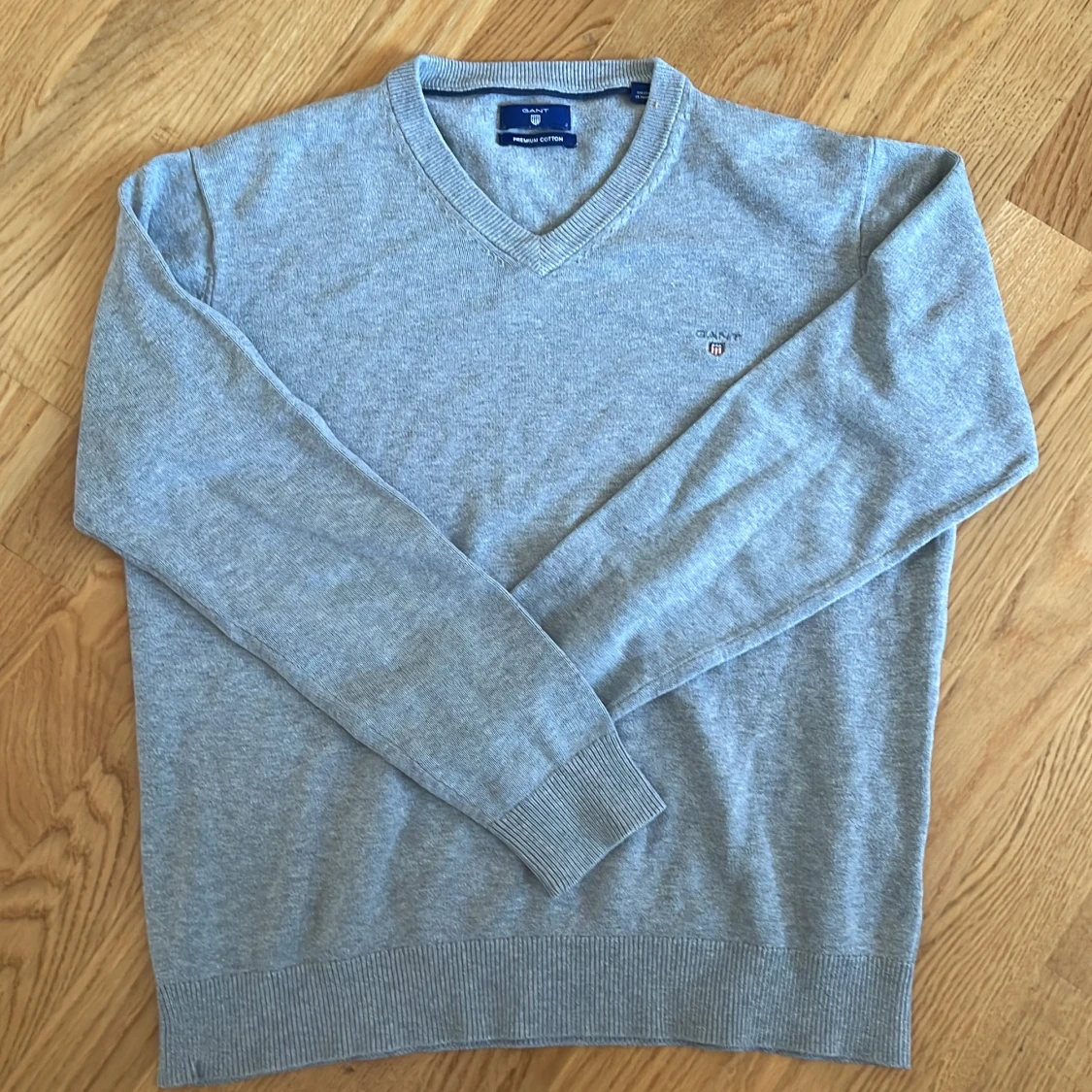 Ljusgrå v-ringad tröja från Gant storlek 170