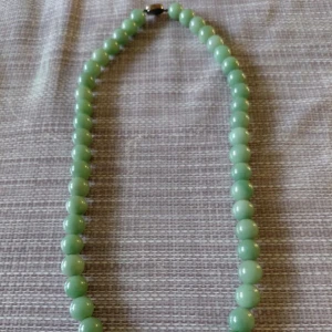 Jadehalsband från Kina med ljusgröna pärlor - I fint skick!! Full längd: 60 cm.