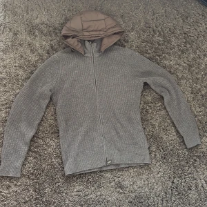 Grå stickad cardigan med dragkedja - Massimo dutti cardigan, storlek/M, skick 9/10