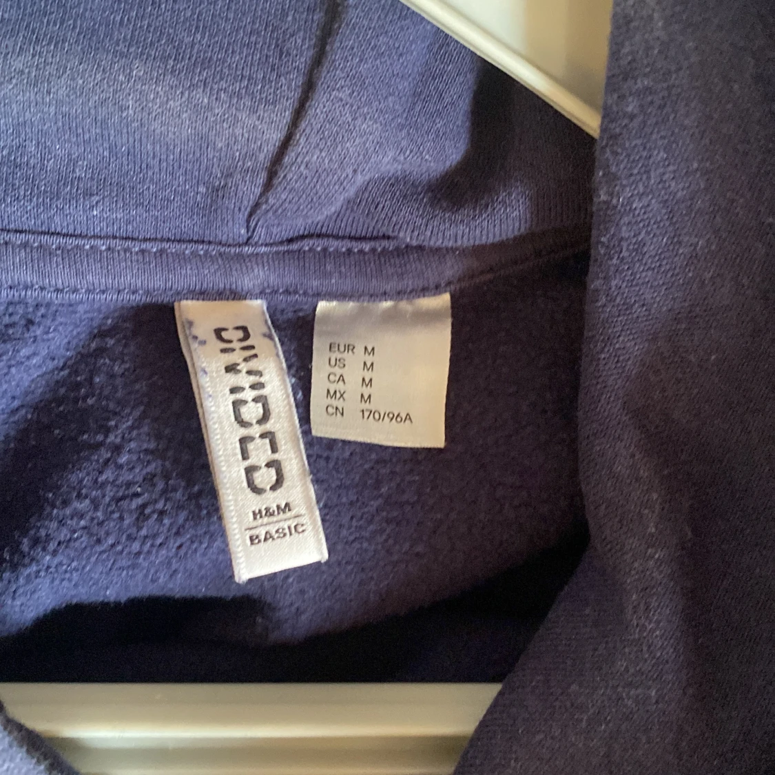 Mörkblå hoodie från H&M Divided - 1