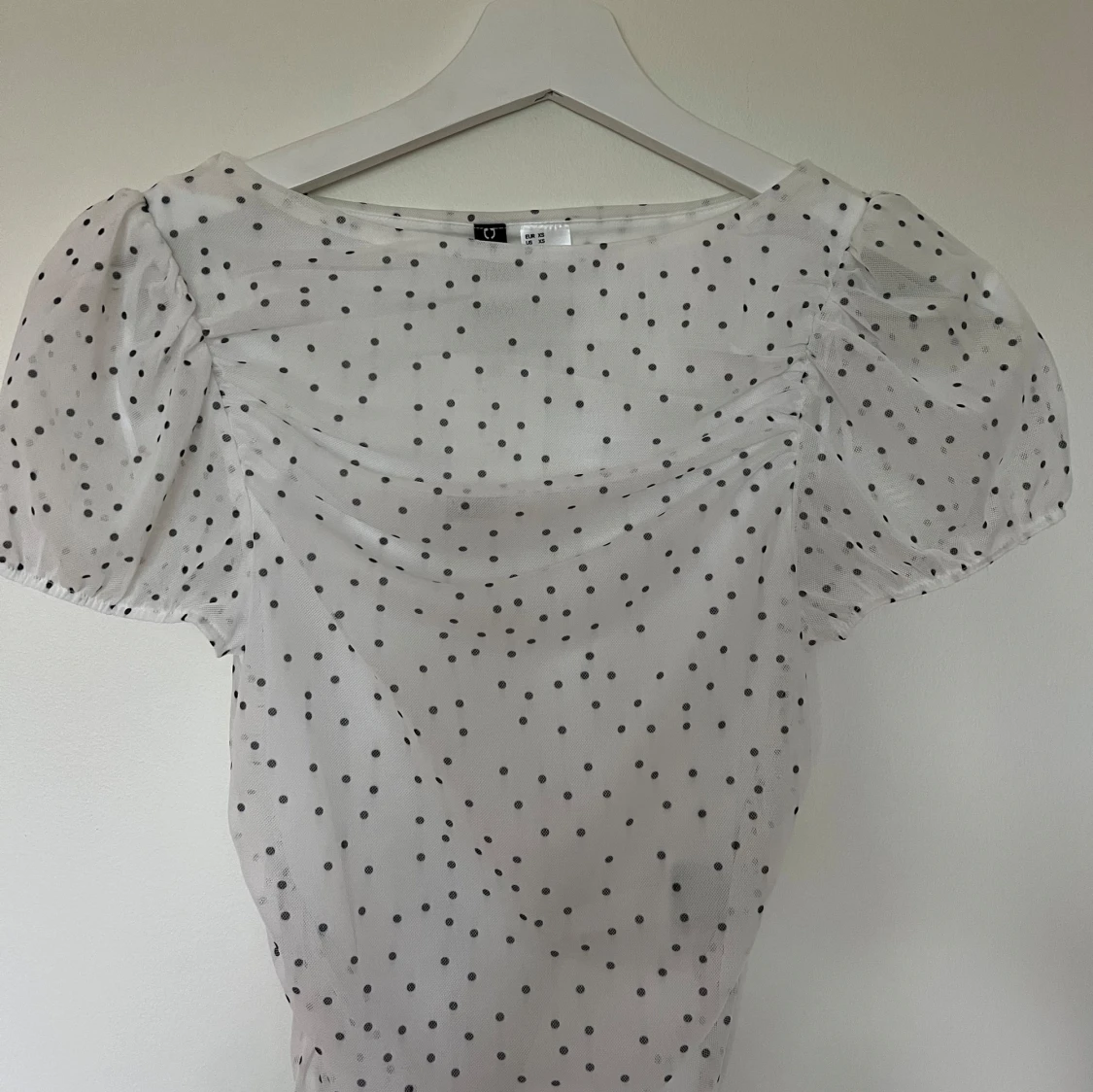 Vit prickig blus med puffärm 