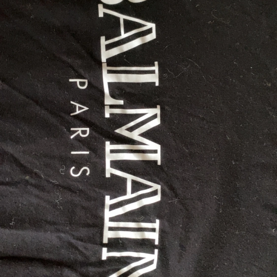 Svart t-shirt med Balmain-tryck - 2