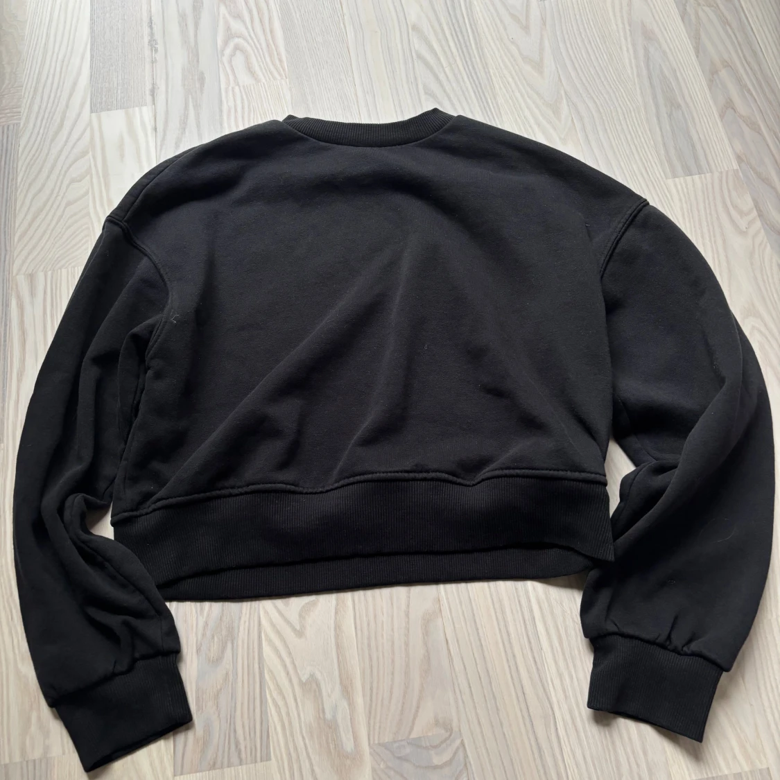 Svart sweatshirt från H&M Divided