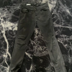 Svarta Replay Anbass hyperflex jeans, stl 34 - Svarta Replay Anbass hyperflex i storlek W34