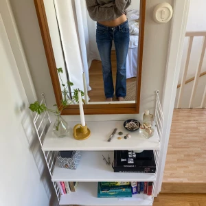 Low waist bootcut jeans  - Lågmidjade bootcut jeans från gap. I storlek 32 men skulle säga att de även passar 34. Är 164 och de går typ till marken på mig. Skriv om du undrar något🫶