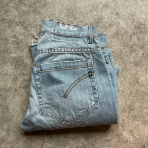 Dondup George W30 - Feta Dondup George i storlek W30 med slitningar! Kom PM vid frågor!