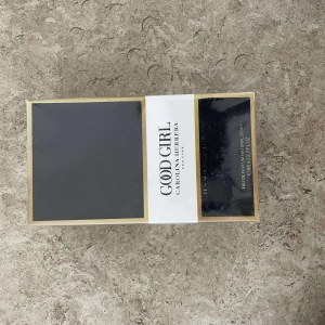 Good Girl Eau de Parfum 80ml - Good Girl från Carolina Herrera är en Eau de Parfum i en stilren förpackning. Volymen är 80 ml, perfekt för dig som vill ha en ikonisk doft i din samling. Snygg design och populärt val bland unga.