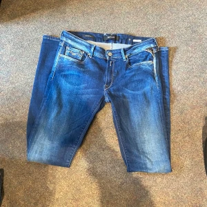 Replay jeans - Säljer dessa Replay hyperflex för ett mycket bra pris , dom är i mycket bra skick 9/10, pris kan diskuteras vid en snabb affär!