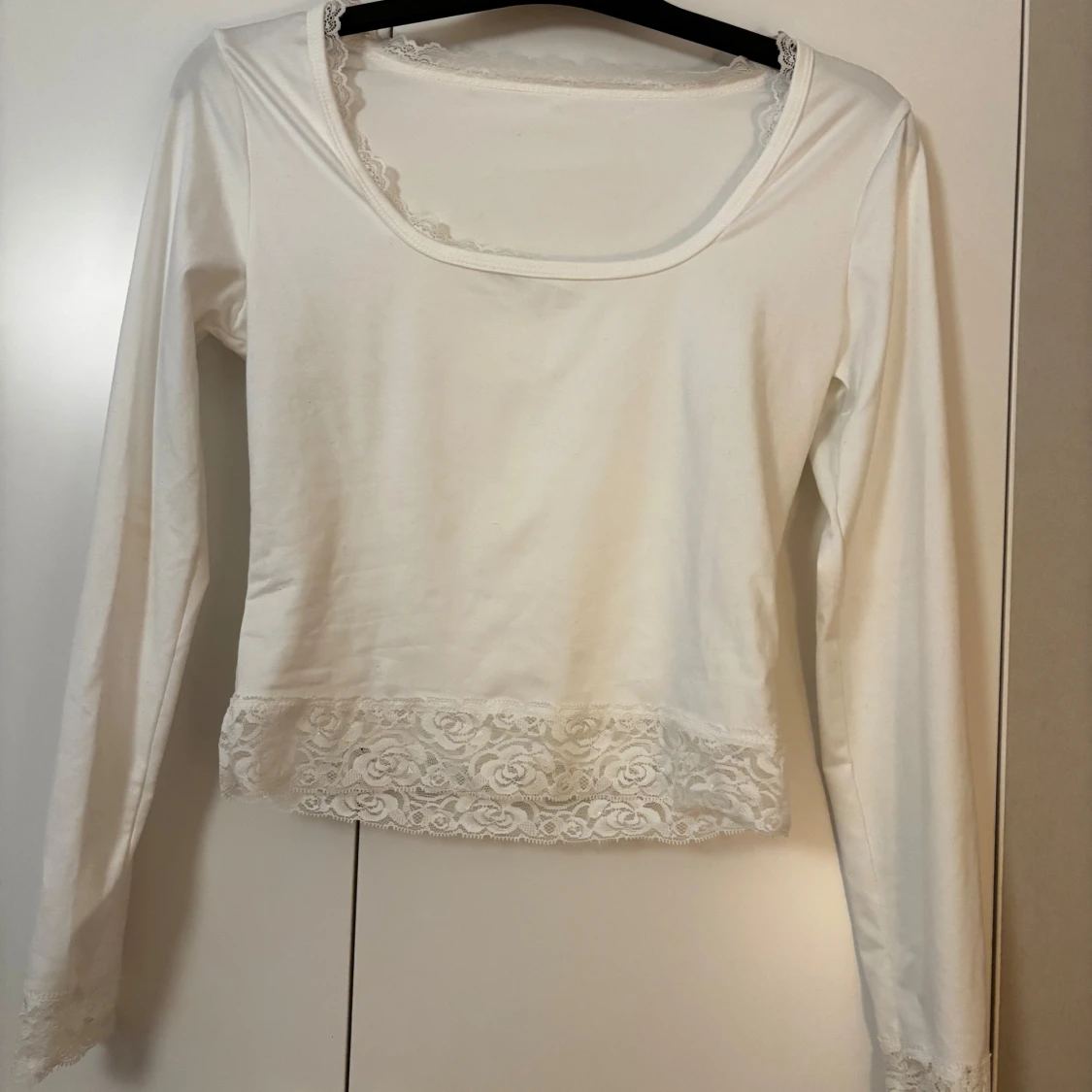 Vit långärmad topp med spets från SHEIN