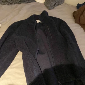 Teddy Jacka - En skön och stilren teddy jacka från cubus och är i storlek small 