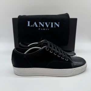 LANVIN CAP TOE - Lanvin cap toe - Skick: OBS whitening cream har applicerats på sulan, utöver det är skorna i fint skick - Tillbehör: Dustbag - Storlek UK6 sitter som 41 - Nypris ca 5200kr - Deluxecloset
