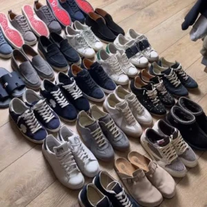 Säljer sjuka leverantörer! - Jag har leverantörer till absolut allting, kontakta mig så löser vi bra deals! Har allt från skor till parfymer och airpod leverantörer! Perfekt för dig som vill börja med reselling eller håller på med det!