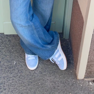 Campus 00 ljusblå - Ett par Adidas Campus 00s i ljusblå färg! (Wonder blue/White/Off white), även kallade Blue Grey på vissa ställen*. Skorna är i bra skick, mockan är fortfarande fin, men tecken på användning finns till viss del. Vi eventuella frågor så är det bara att skriva!