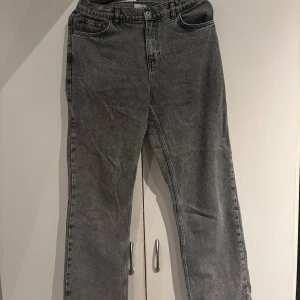 Gråa Jeans - Säljer dessa gråa jeans från grunt eftersom de var lite stora för mig men passar för dig som är runt 175! De är jättesköna och passar bra till att få en bra outfit. De är i bra skick dessutom! priset är inte hugget i sten så bara hör av er om ni har prisförslag
