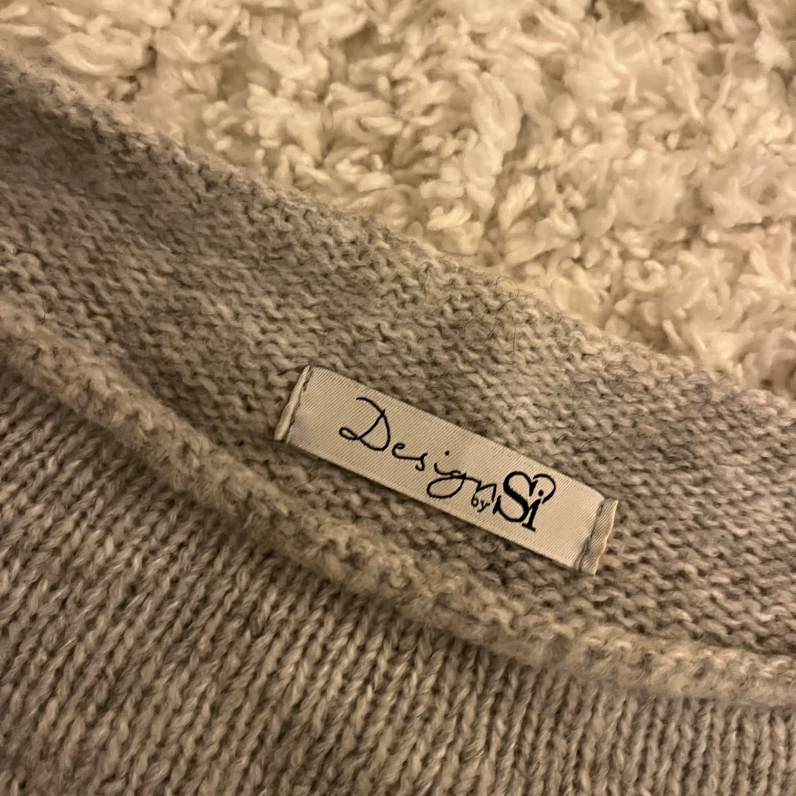 Grå stickad tröja med knappar Design by Si - 2