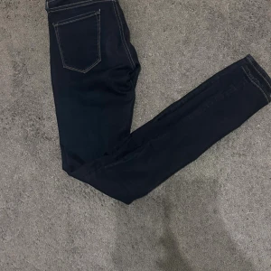 Mörkblå Replay jeans LUZ, stl 27 - Snygga mörkblå jeans från Replay i modellen LUZ.                                                                                     Storlek 27