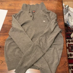 Beige merinoullströja från Morris  - Säljer en stilren beige långärmad tröja från Morris i 100% merinoull. Tröjan har klassisk pikékrage, knappar vid halsen och diskret Morris-logga på bröstet. Perfekt för dig som gillar en clean och tidlös look. Strl M passar 180-190. Tröjan är i väldigt bra skick. Priset ej hugget i sten.