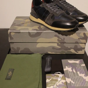 Valentino Rockrunner - Tjena, nu säljer jag dessa riktigt snygga Rockrunners. De är i väldigt fint skick och är i storlek 43. Originalkartong och tillbehör kommer med. Priset är inte hugget i sten. 🤩