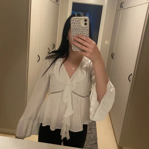 Blus  - En jättefin vit blus från Kappahl, köpte i somras och har använt några gånger, jättebra skick.☺️ strl XS. Nypris 500kr säljer därav för 400kr.💗