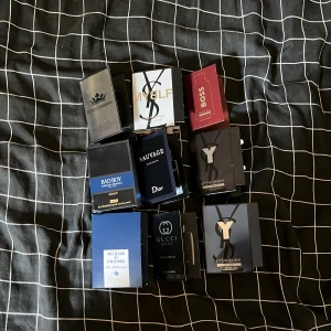 Mix av populära parfymprover - Samling med trendiga parfymprover från märken som Versace, Dior, Gucci, YSL, Hugo Boss, Dolce & Gabbana, Acqua di Parma och Carolina Herrera. Perfekt för dig som vill testa flera ikoniska dofter i smidiga miniförpackningar. Flera av flaskorna är märkta med 1,5 ml.
