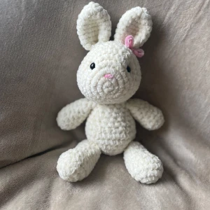 Vit virkad kanin - VIKTIGT ‼️Jag har upptäckt små rosa fläckar i ansiktet på denna kanin därför säljs den för ett billigare pris! Fläckarna går knappt att se utan det är endast i vissa ljus, men skriv gärna för fler bilder på fläckarna innan köp. Söt kanin till salu, perfekt till inredning eller som ett mysigt litet gosedjur 🧸 Kanin är ca 29 cm ståendes och 25 cm sittandes. Kaninen har Säkerhetsögon som inte rekommenderas för barn under 3 år så ha detta i åtanke vid köp! 
