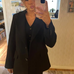Svart kavaj jacka - En svart oversized kavaj jacka som passar perfekt för utekvällar och gå både att klä upp & ner.