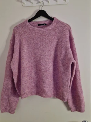 Rosa stickad tröja - Endast testad men gillar inte hur den satt på mig då den va lite för stor. Ifrån lager 157 premium collection. Modellen "Emma"