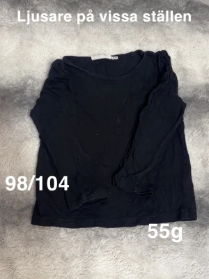 Svart långärmad topp - En enkel svart långärmad topp. Klassisk rund halsringning och rak passform, perfekt att matcha med jeans eller kjol. Passar dig som gillar basic och stilrena plagg.🌸 Ljusare på vissa ställen. Storlek 98/104