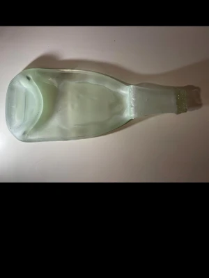 Återvunnen glasbricka  - En bricka av återvunnet glas! Perfekt för dig som älskar chark eller inredning! Se vår Instagram för inspobilder! Lumina Glas UF! 🎀🍾