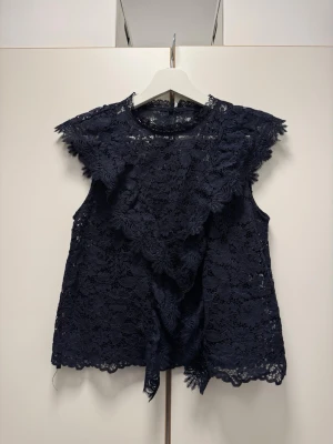 Spets Topp - Använd en gång. Mycket bra skick. Pris kan diskuteras. 🤍