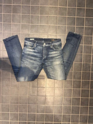 Jack and Jones jeans  - Säljer de här riktigt snygga Jack and Jones jeansen o storlek W32 L32 i modellen slimfit/tim. Jeansen har en väldigt snygg tvätt. De är perfekta för vintern. Priset är inte fast utan går att diskutera!