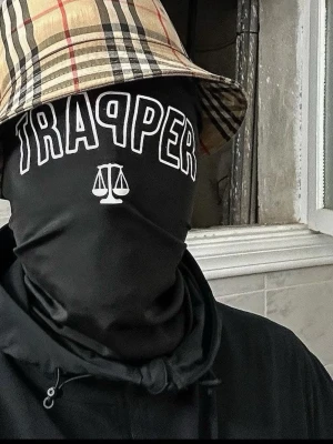 Svart Traqper Mask - Säljer en svart mask ifrån Traqper. Maskerna är väldigt exklusiva och är svåra att få tag på så passa på att köp