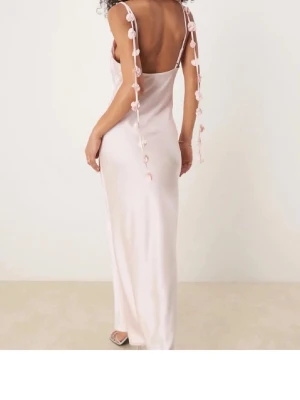 Ljusrosa långklänning/balklänning - Supersnygg ljusrosa balklänning med tunna axelband dekorerade med små söta blommor. Klänningen har en mjuk, glansig yta och en elegant draperad urringning. Använd än gång från gina tricot i storlek 34!!🌸💞