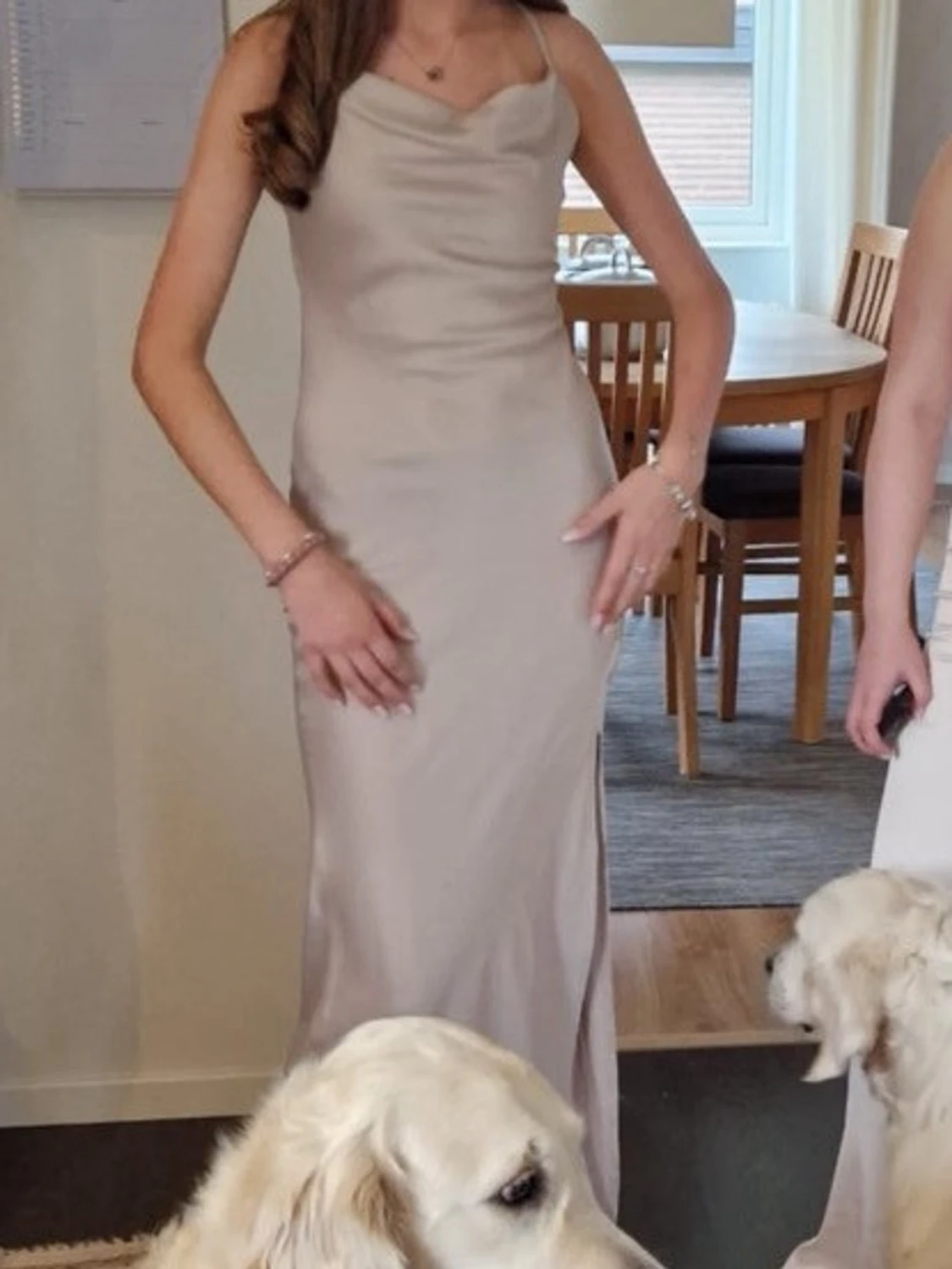 Champagnefärgad långklänning med slits - 3