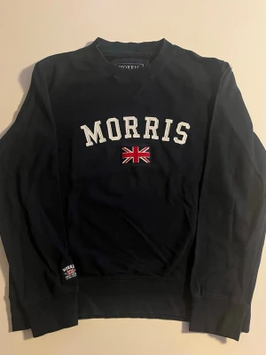 Morris sweatshirt S/M men - Morris sweatshirt svart. Passar S/M 171-181 cm lång och över 65kg+. Väldigt bra skick inga fel billigt pris var snabb endast 268 kr kolla även mina andra annonser för mer och rabatt vid flera 😃