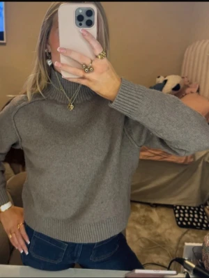 Hm Tröja - Snygg H&M tröja. Använd max 5 ggr. Kommer tyvärr inte till användning längre🥰