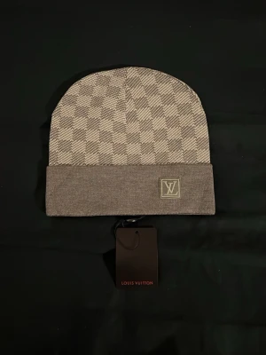 Grå mössa från Louis Vuitton  - Helt ny mössa från Louis Vuitton, passform sitter bra och mycket bekvämt. Inge smuts eller defekter på mössan allt är i topp skick, pris kan diskuteras! 