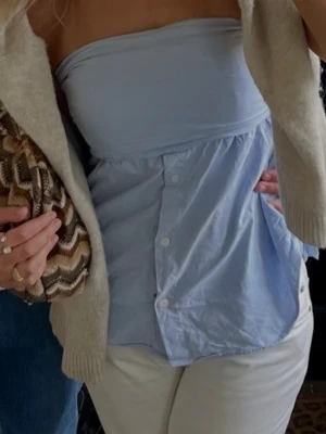 Ljusblå bandeau tubtopp med knappar - Jättesöt topp från Zara perfekt till vår och sommar!🌸🌸Storlek L men jag har vanligtvis S/M och den passar mig!!💖