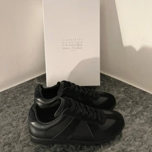 Helt nya Maison Margiela Gats - Helt nya svarta Gats, skriv för mer mer info.                     Skokartong ingår.                                                          Innersula 29 cm.                                                              0bs lnte 0rglnaI