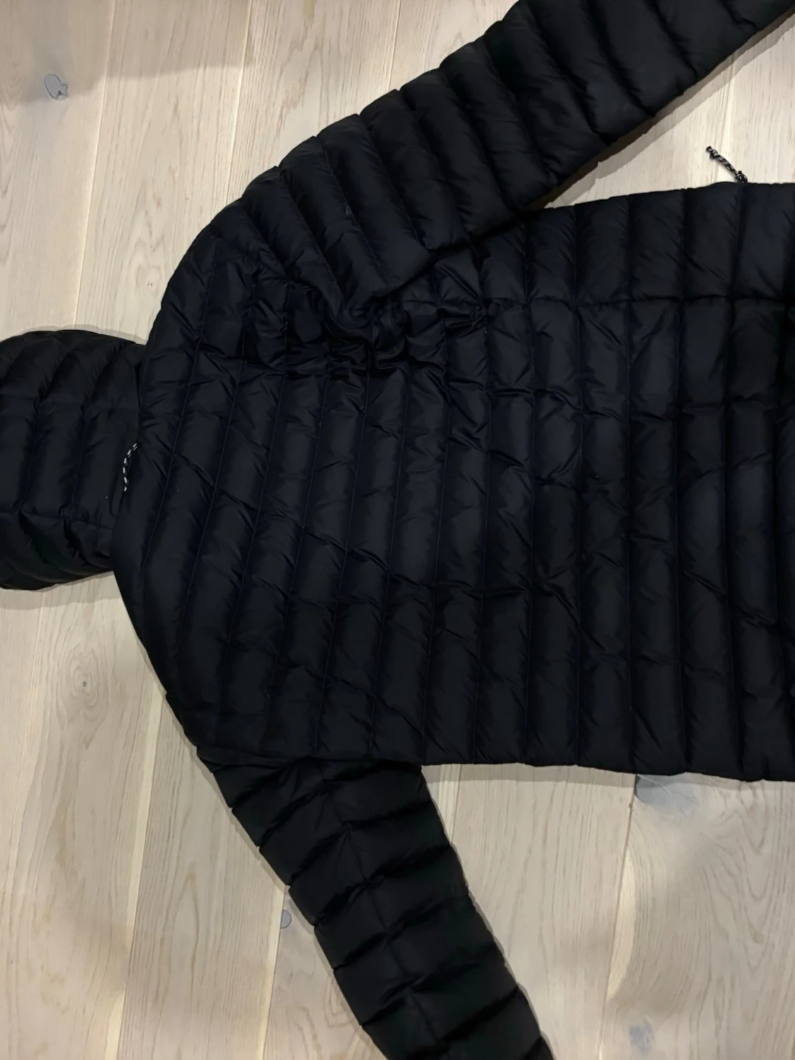 Svart dunjacka från Peak Performance - 1