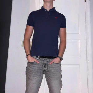 Mörkblå piké från Morris - Mörkblå pikétröja från Morris i storlek S. Fint skick till ett bra pris. Nypris: 999kr. Mitt pris: 349kr                  Vid frågor eller funderingar, tveka inte att höra av dig.