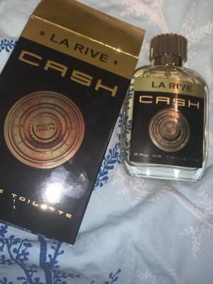 La Rive Cash Eau de Toilette - La Rive Cash är en Eau de Toilette för män med en cool och modern design. Perfekt för dig som vill sticka ut och ge ett självsäkert intryck. Snygg förpackning som passar i alla sammanhang.