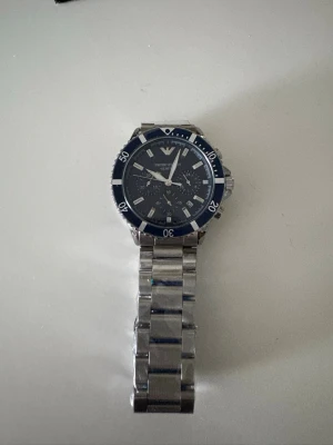 Armani klocka, 100meter - Helt ny och fin klocka ifrån Armani! Marinblå!  Inga repor eller skador. Som ni vet så kan man ju ändra storleken om det skulle behövas! Köp ifrån min andra annons så får ni gratis frakt 🚚 