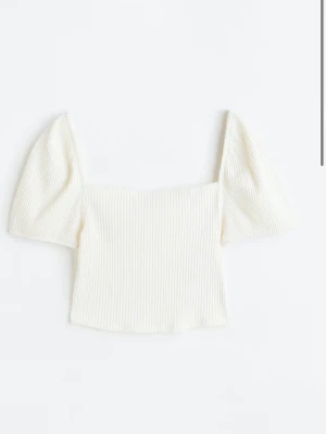 Vit ribbad topp från H&M - Säljer en vit ribbad topp från H&M i storlek S. Toppen har puffiga korta ärmar och fyrkantig urringning. Materialet är mjukt och stretchigt, perfekt för en trendig och enkel look. Passar till både jeans och kjol.