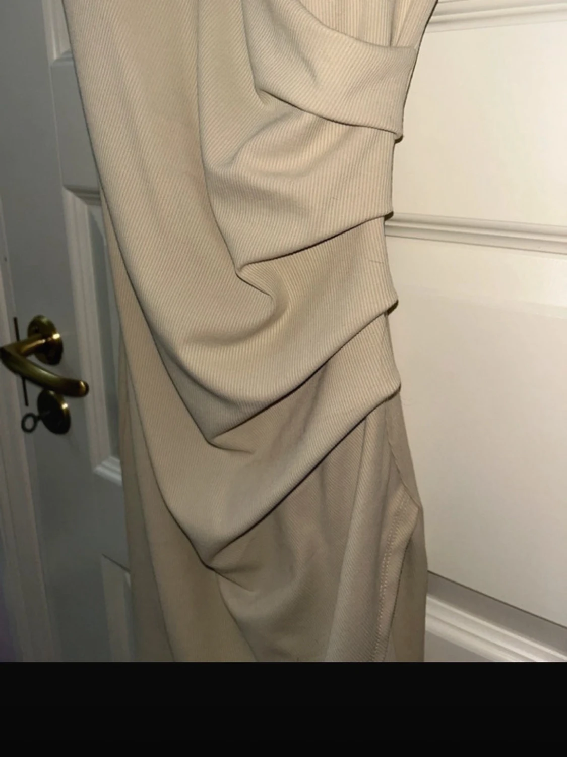 Beige ribbad kortklänning med omlott - 1