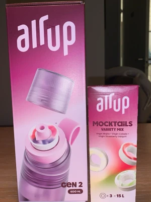 Airup twist pro (färg: Lavendel) - Säljer en helt ny Air Up-flaska som fortfarande är oöppnad i originalkartong. Råkade köpa två stycken och säljer därför den ena. Poddarna säljer jag med flaskan i smak mocktail mix: Virgin Mojito, Virgin Colada och Virgin Strawberry Daiquiri 