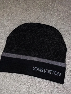  svart mössa - Snygg svart mössa