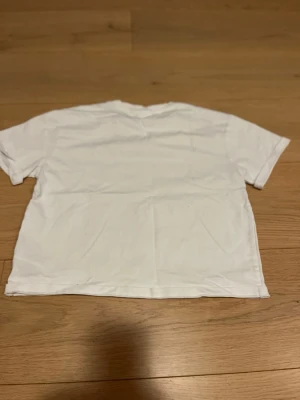 T-shirt - Vit t-shirt från gina tricot. Har en lite oversised passform. Bara använd några få gånger